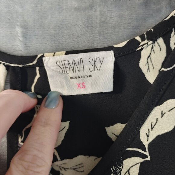 Womens Floral‎ XS Black White Peplum Ruffle Hem Casual Y2K babydoll Cropped Top - Picture 2 of 13